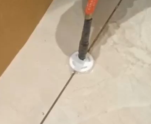 大同市瓷砖空鼓维修公司专业解答瓷砖在铺贴过程中，如果没有涂抹均匀到位的粘结材料（如水泥砂浆或瓷砖胶），可能会导致以下问题